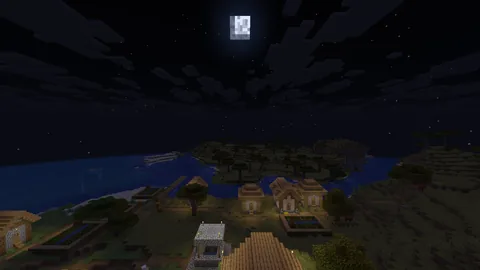 Ein Dorf bei Nacht, darüber Mond und Sterne